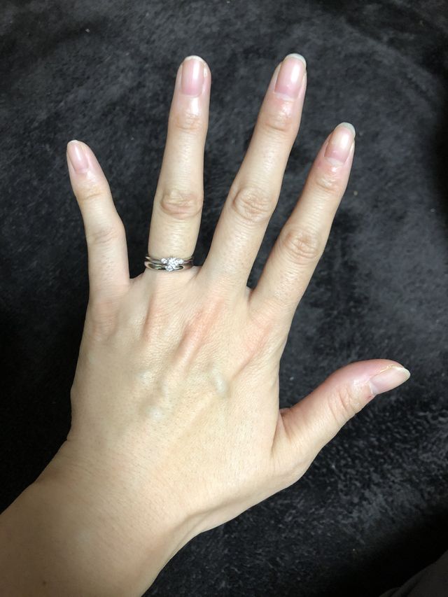 二つの指輪は着け心地もよく、上品な輝きが気に入っています。