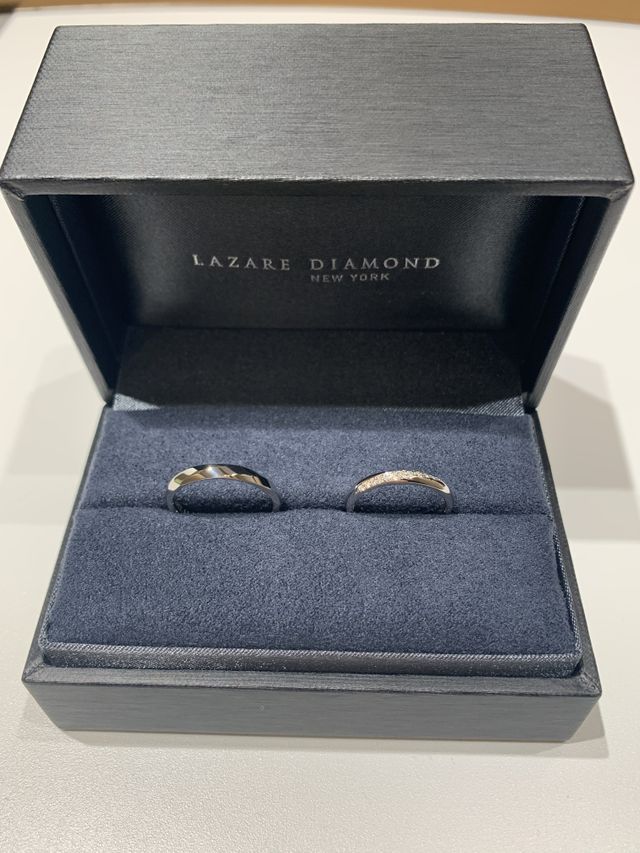 ストレートで斜めにダイヤの入っているデザインです