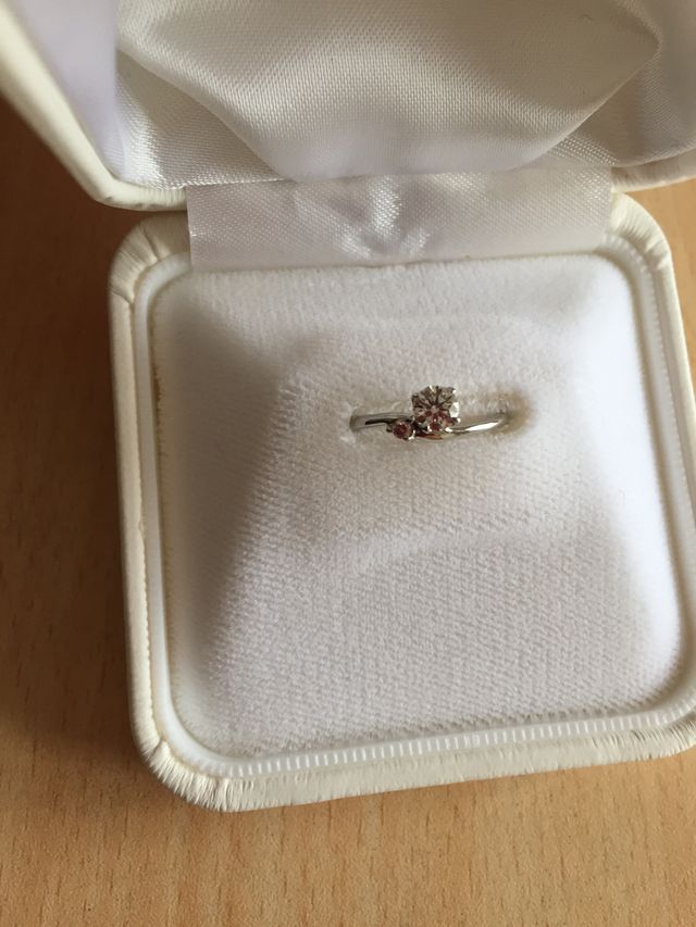 ピンクダイヤが小さく入ったデザイン