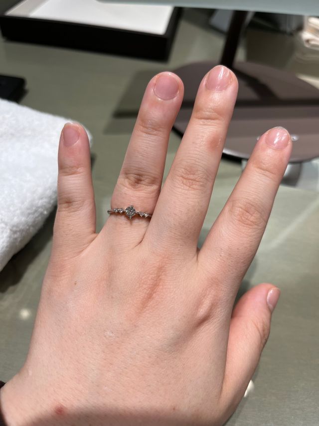 両サイドのピンクダイヤモンドが可愛いです