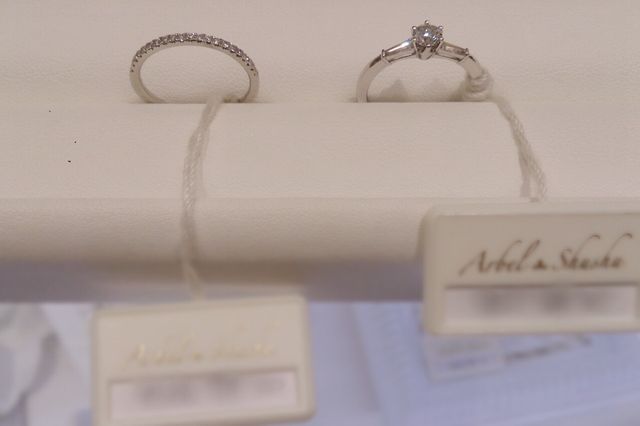 検討中の婚約指輪の左側に結婚指輪を並べて撮影しました