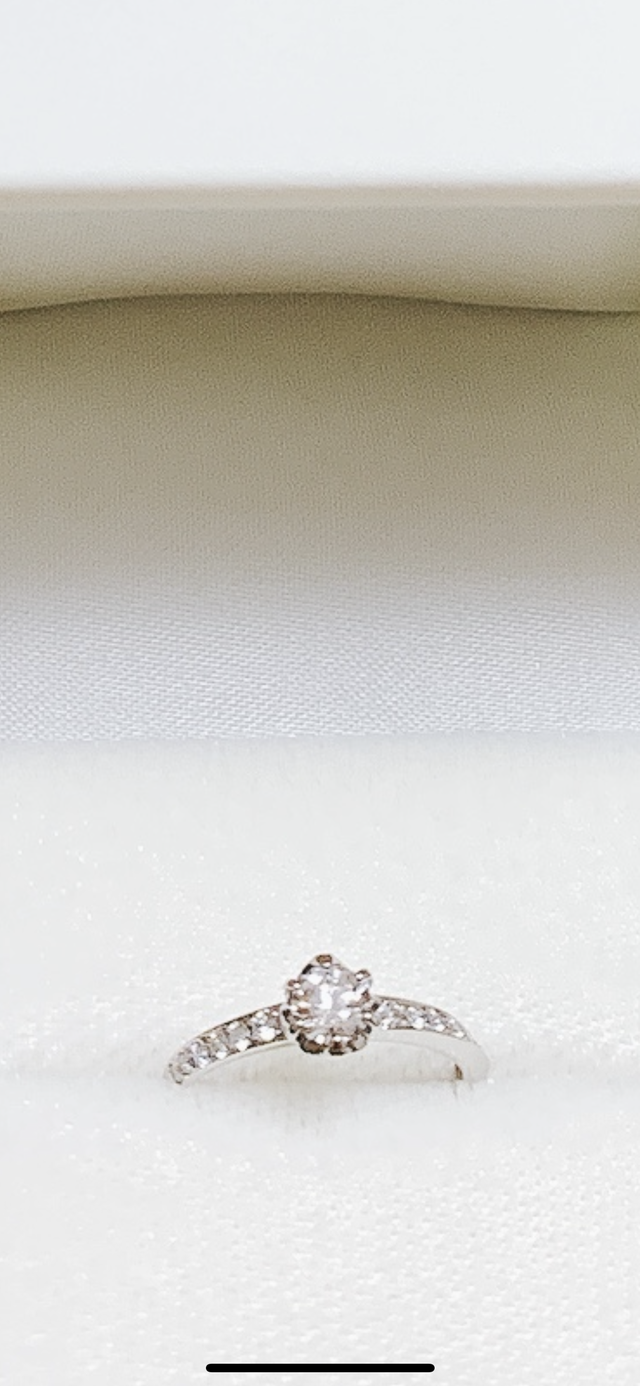 真ん中のダイヤがお花のようにも見えるかわいい指輪です。