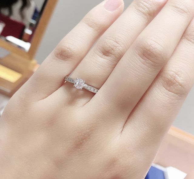 スマイリングポピーで石は0.239ctです。