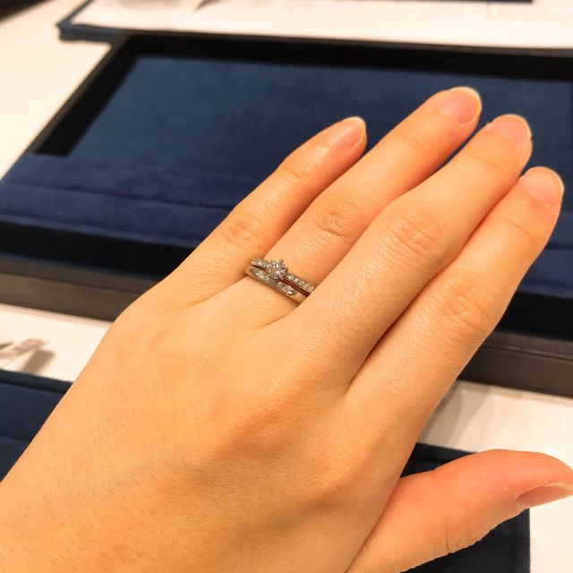 結婚指輪と婚約指輪の重ね付けです