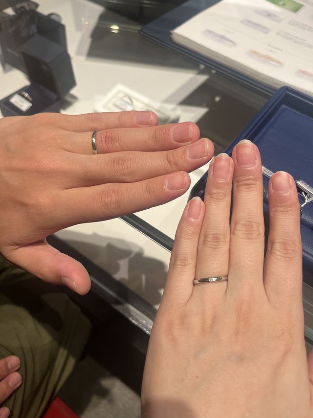 ストレートのリングで、女性用は中央にストーンが入っています。