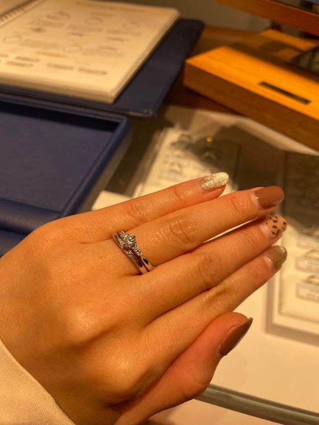 上の石が付いているものが婚約指輪です。