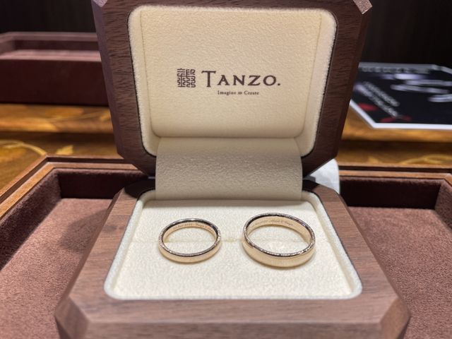 シンプル側面にスターダスト加工
コーラルゴールドなのも◯