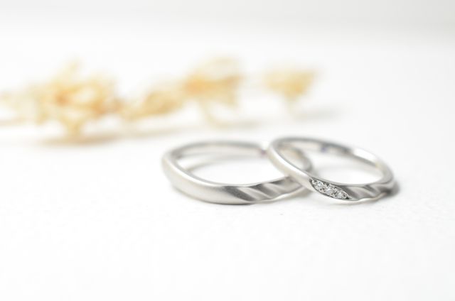 お互いの指輪を作りました。緩いカーブをつけて作りました。