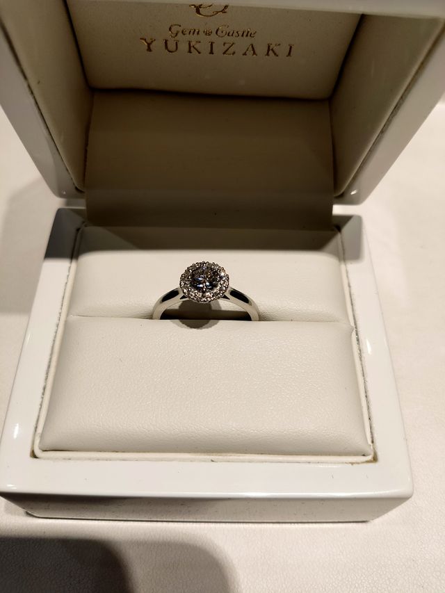 取巻き型の婚約指輪