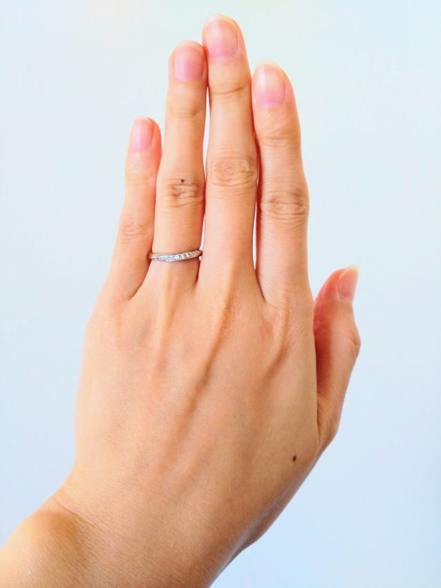 蛍光灯の下では、より一層キラキラと輝きます。