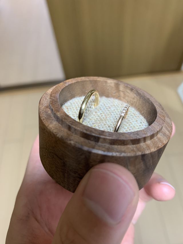 左のイエローゴールドです。