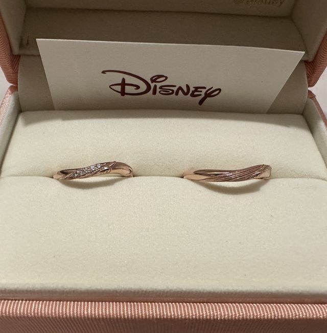 ファンタジアのミッキーの指輪
色はピンクゴールド