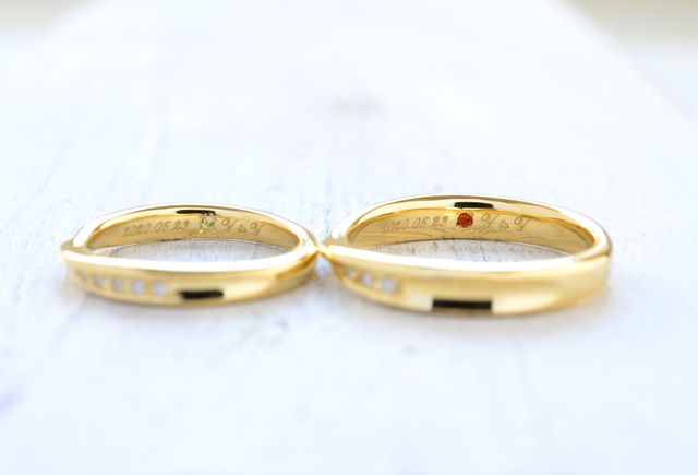結婚した日付とお互いの誕生石とイニシャルを入れました！！
