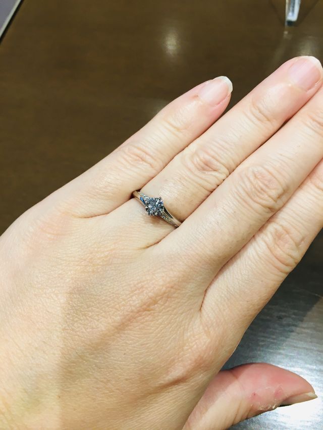 婚約指輪でサイドのメレダイヤが華やかなデザインでした。