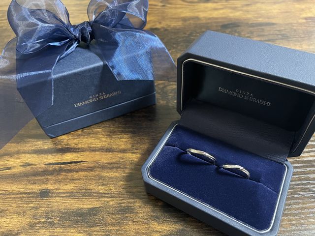 彼とペアのリングを可愛いブルーのリボンのボックスと一緒に！