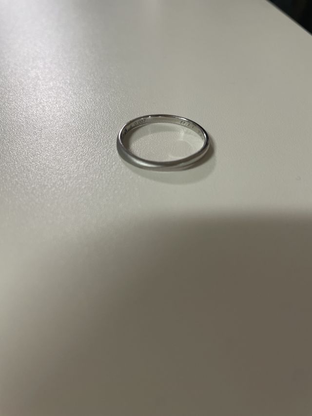 ウェーブ型の指輪
内側にはイニシャル刻印
入籍記念日