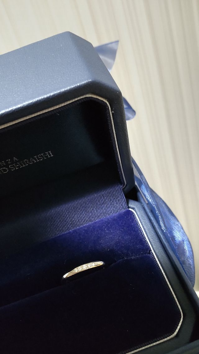 新婦側の指輪です。ダイヤモンドが5石入っています。