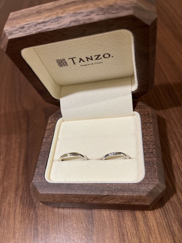 リングケースも一枚板の木製で、世界に一つのケースです。