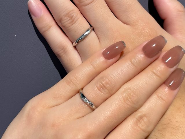 メンズはマット、レディースはダイヤが入っていて綺麗です