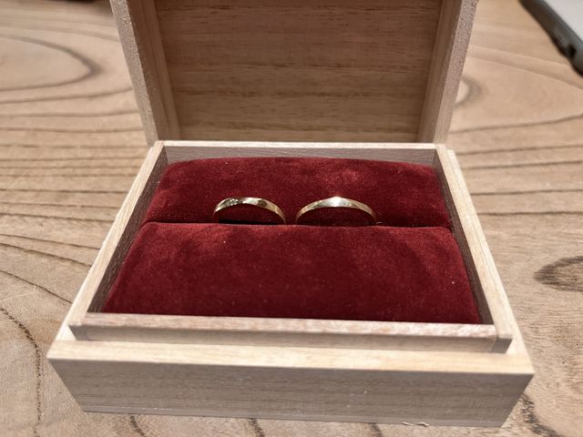 夫婦のこだわりを入れた指輪です。とても気に入っています。