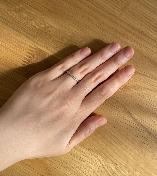 リング右側にはうねりデザインが施されています。