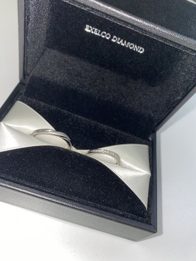 内側にお互いの誕生石名前、記念日を彫刻してもらいました♪
