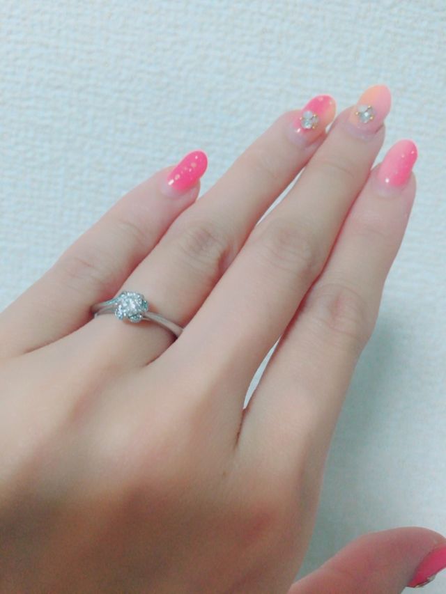 お花の形になるようにダイヤの周りに小さなダイヤがあります