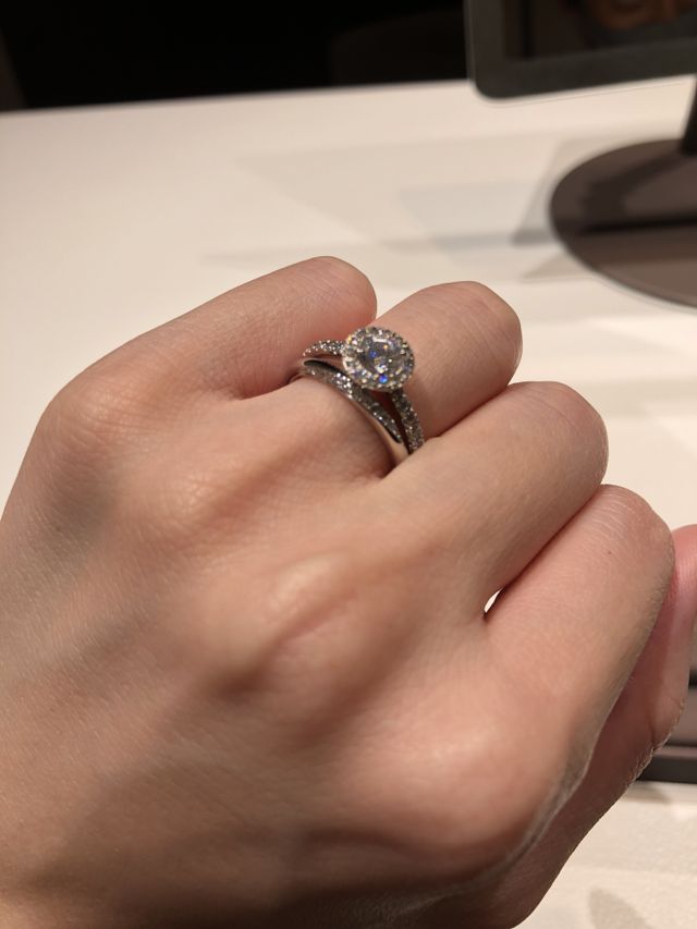 婚約指輪と重ね付けした時の写真