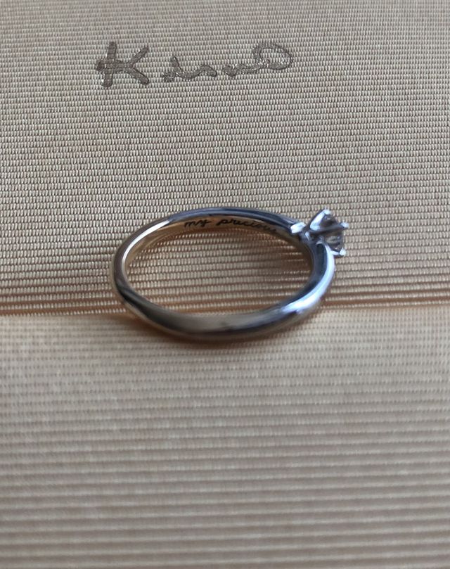 彼からの手書きのメッセージが刻まれた婚約指輪
