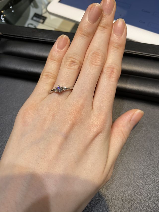 指が細いため、大きいカラットのものではなく、３粒のダイヤ