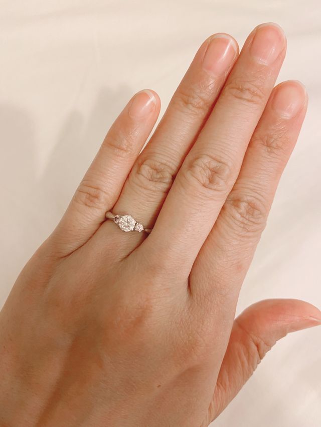 ダイヤモンドと両脇にピンクダイヤモンド2つがついてます。