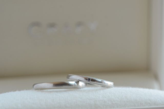 反対側はタンザナイトを玉留めで
上下横にミルグレイン。