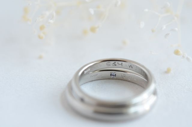 彼は内側に玉留めでタンザナイト
メッセージとイニシャル