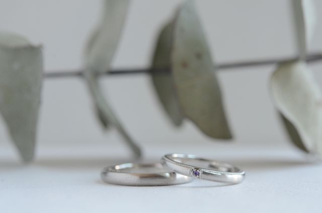 デザインはリバーシブルに
アメジストに縦・横のミルグレイン。