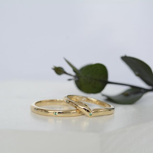 イエローゴールドにエメラルドの石をいれました。
