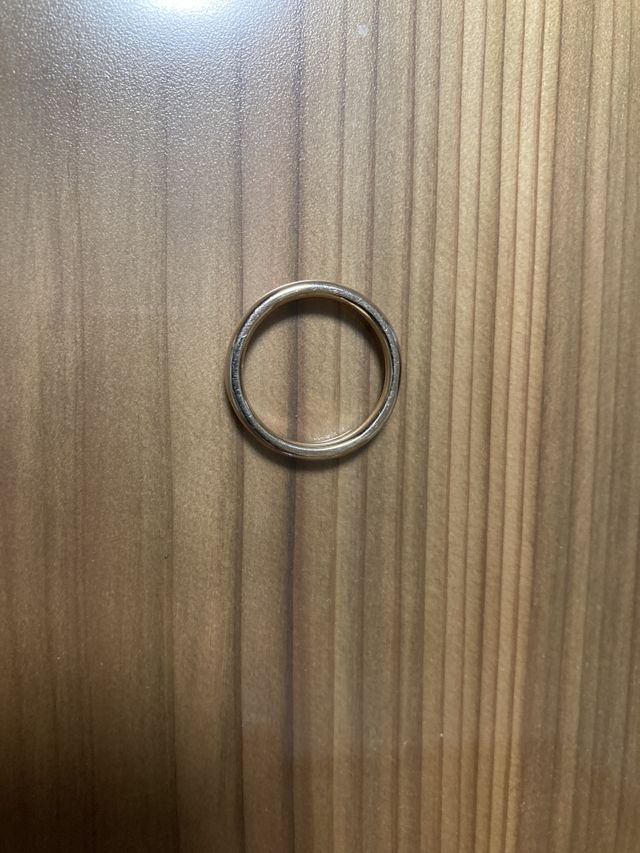 ベージュゴールドのシンプルな指輪です。