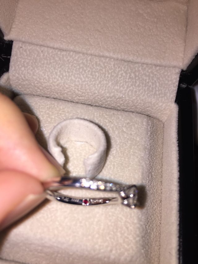 内側にルビーがうめこまれています