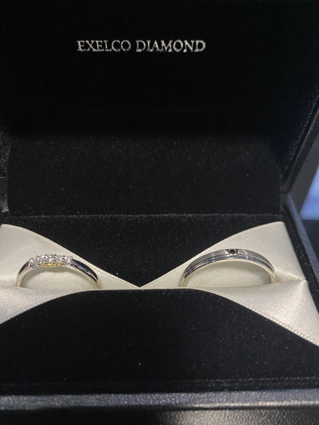 女性用の結婚指輪はアンサンブルで、男性用はルヴォワール