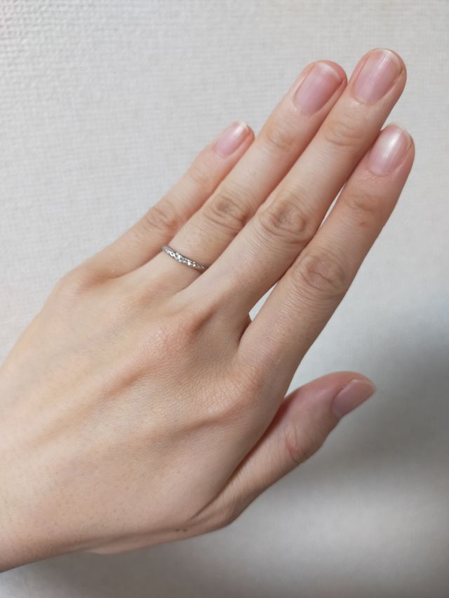 斜めに入っているダイヤのデザインが素敵です。