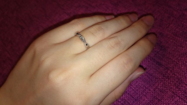 3つ並んだダイヤがかわいいです