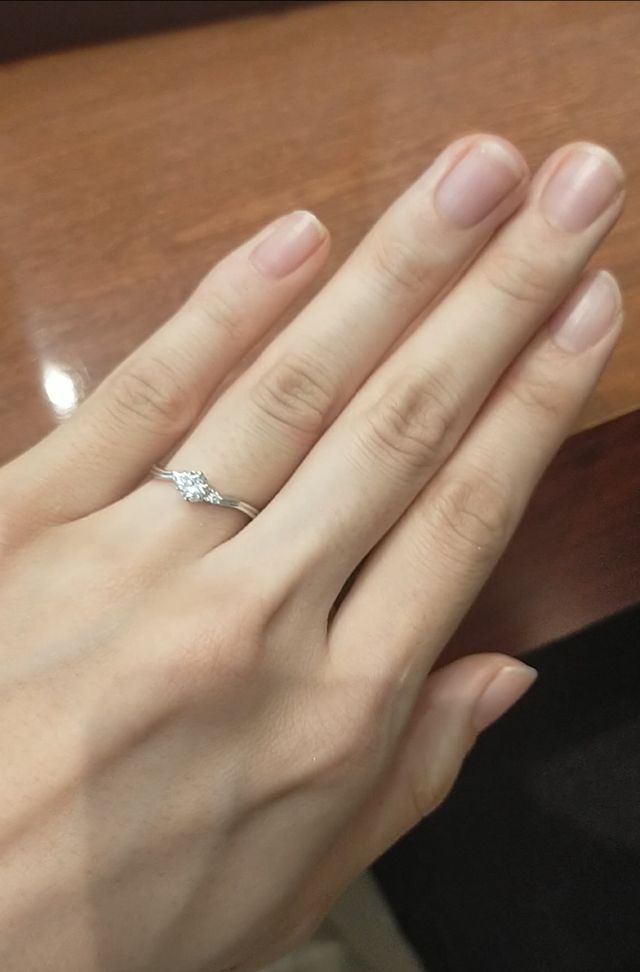 ウェーブがかったリングが素敵です。