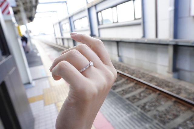 自然光の下での輝きがとてもキレイで満足しています