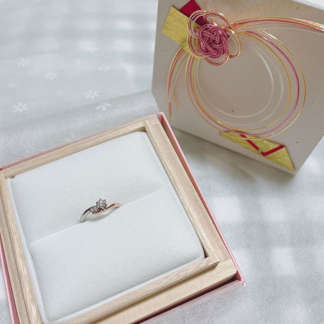婚約指輪です。
かわいい容器もいただきました。