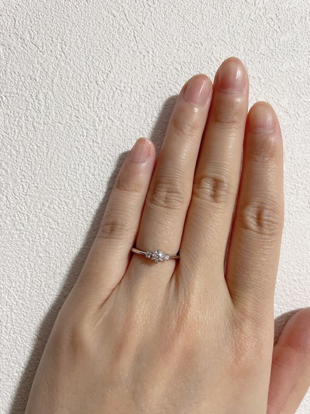 シンプルで、ダイヤの綺麗さが凄く引き立っていてお気に入りです