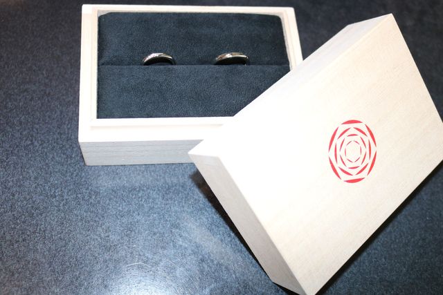 指輪の入った木箱もとても大人なデザインでかわいいです。