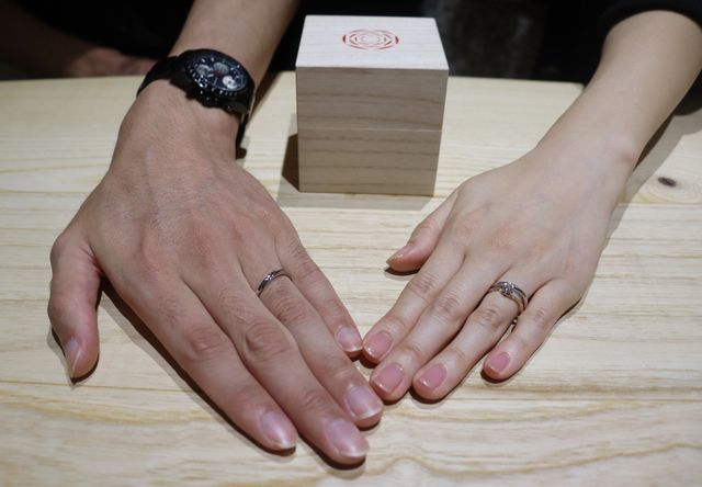 指輪の表に一部ひねり表現があり、シンプルでも美しいです