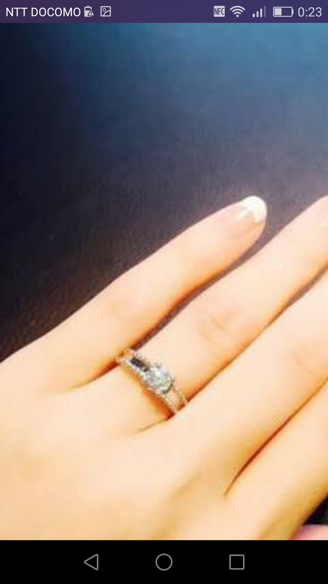 ヴァンクリーフアーペルのエステルを婚約指輪として購入。