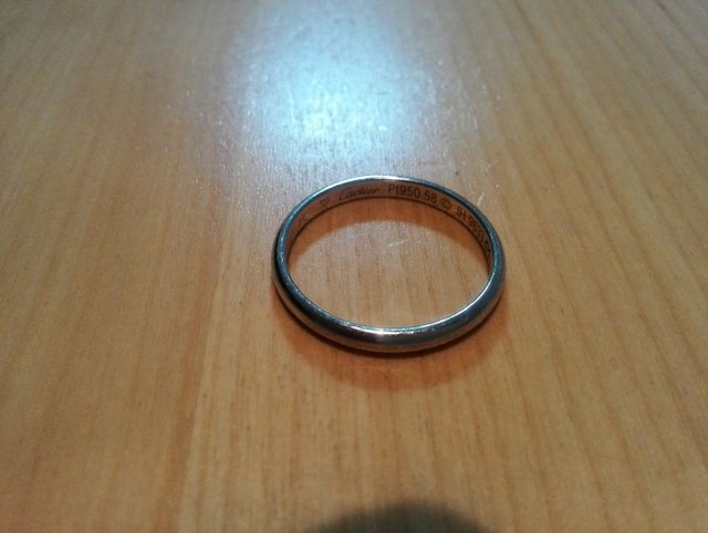 妻のチョイスですがシンプルで男性でも照れずにつけられます。