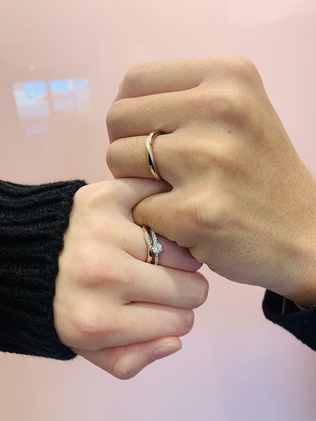 ピンクの背景で撮影しました。2人で楽しく選ぶことができました