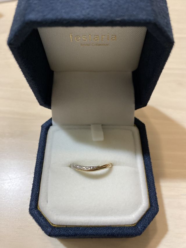 結婚指輪。ゴールドとシルバーを合わせたデザイン。